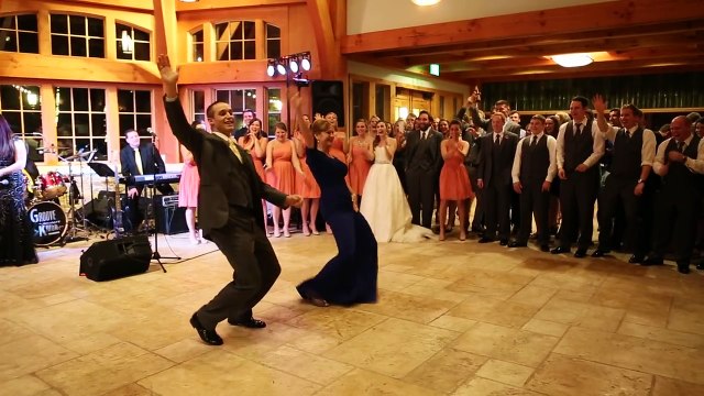 Зажигательный танец жениха с мамой!