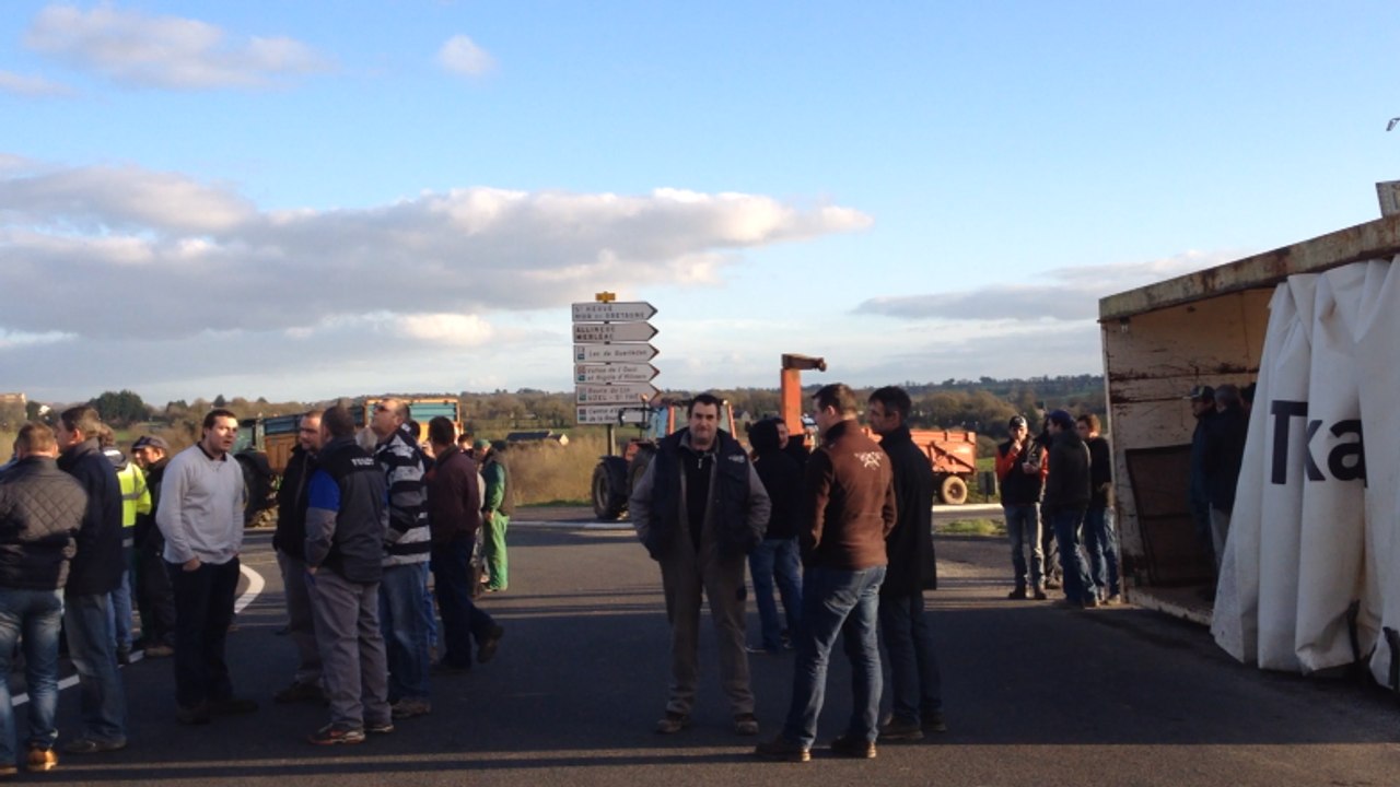 Le rond-point de Berlouze bloqué par les agriculteurs