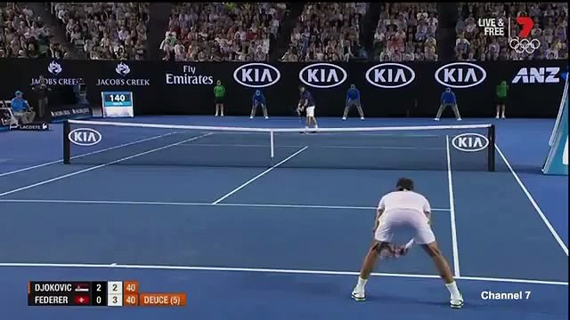 Federer fait lever un homme en fauteuil roulant