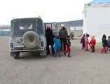 Bus scolaire en Mongolie - Mais ils sont combien dedans???