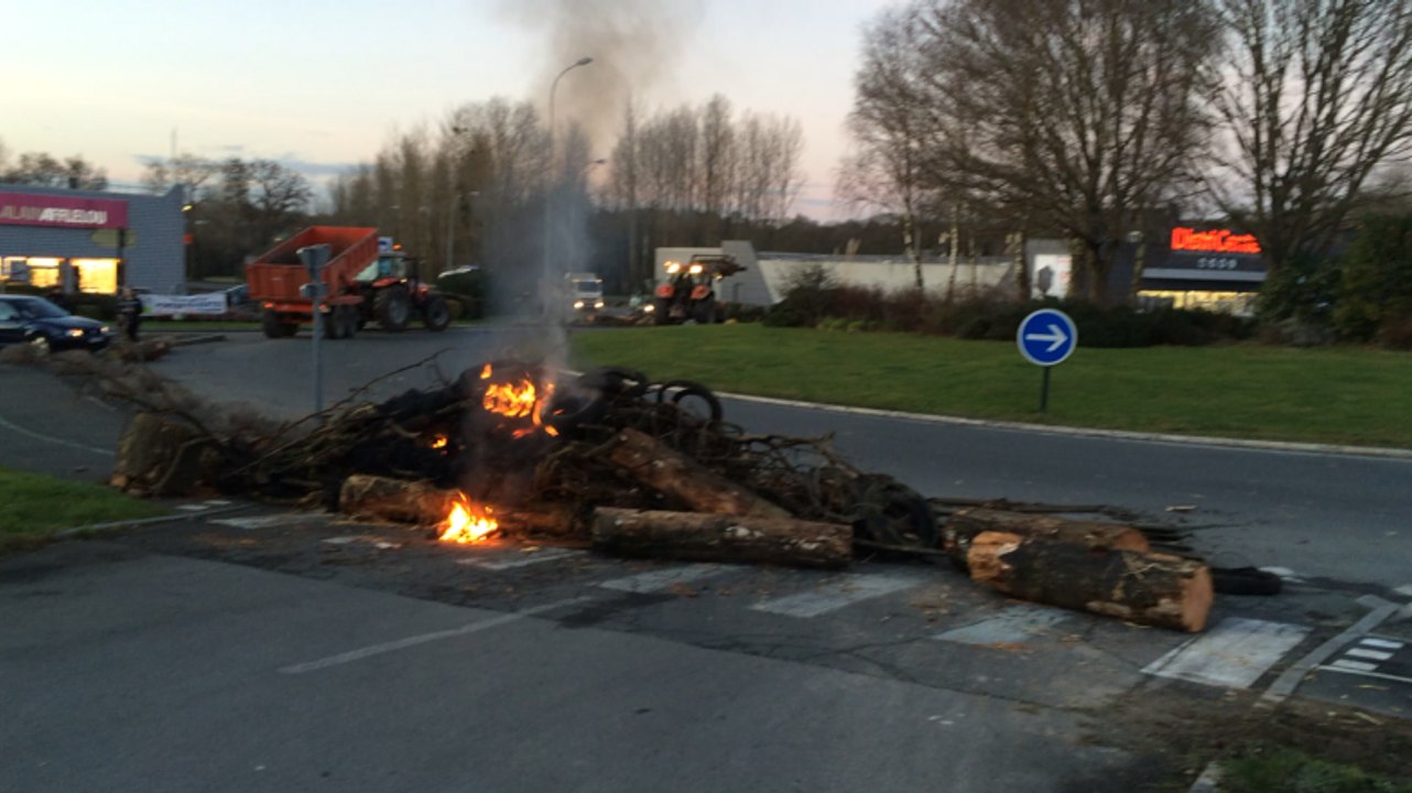 Crise agricole. Le rond-point de Kerhollo à Saint-Agathon bloqué