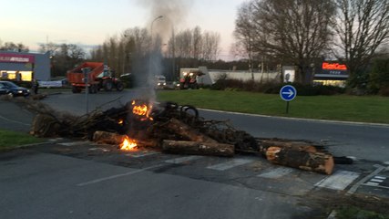 Crise agricole. Le rond-point de Kerhollo à Saint-Agathon bloqué