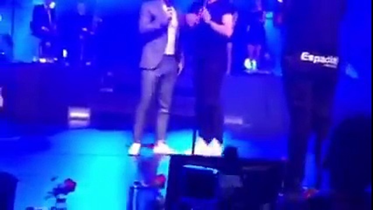 Cláudio Ramos canta com Leandro