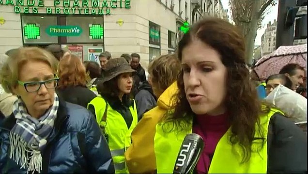 Reportage sur la fabrication des installations aux Grands Ateliers pour la Fête des Lumières 2014.