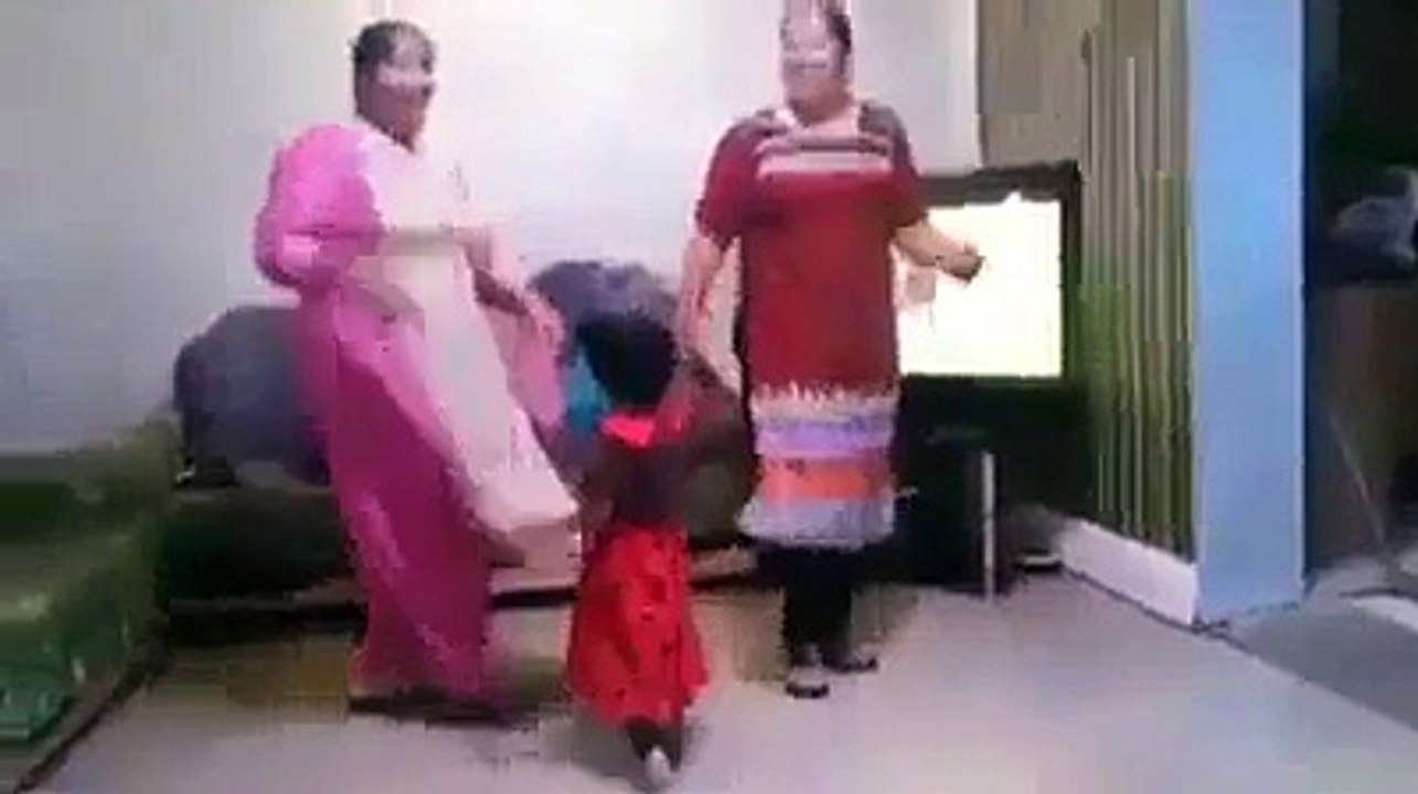 دو عورتیں بند کمرے میں دیکھو کیا کر رہی ہیں