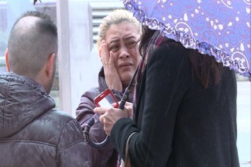 Abuela visita madre de bebé arrojado por ventana