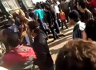 الثوار يحمون عساكر الشرطة يوم 28 يناير 2011 بعد هروب الضباط