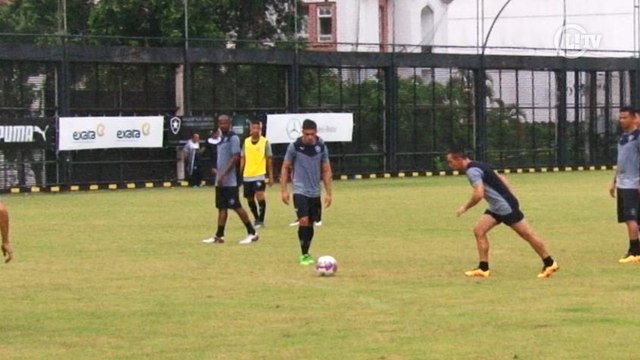 Gegê fica no quase, mas novo reforço do Botafogo faz golaço em treino