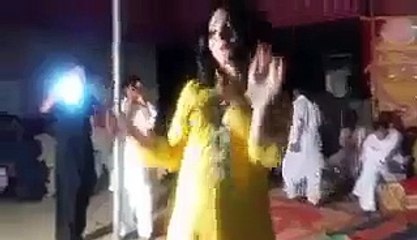 آئمہ خان کا ایک شادی میں ڈانس