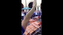 Des hooligans du club de Chelsea saccagent un restaurant puis frappe le patron - vidéo Dailymotion