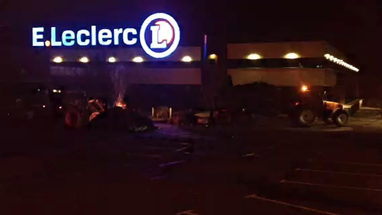 Action coup-de-poing d'agriculteurs au centre Leclerc de Concarneau