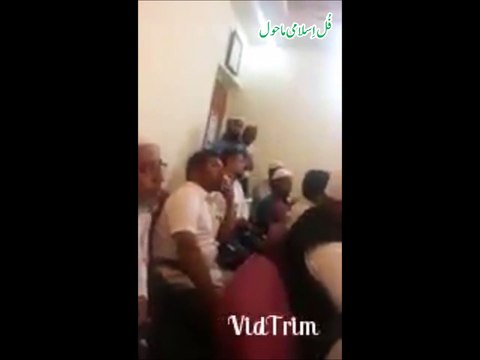 ایک ہندو پولیس آفسر ایک بریلوی وفد کوعلاقے میں وہابی مسجد نہ بنانے کے اعتراز پر سمجھا رہا ہے