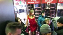 SEXY Gir MAKEOUT Elevato Prank