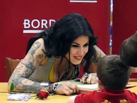 Little-Boy-shows-Kat-Von-D-his-tattoo