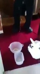 A este hombre casi le cae el techo de su casa encima