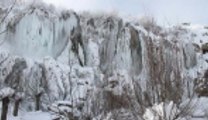 Girlevik Şelalesi buz tuttu,Karasu Nehri buz akıyor