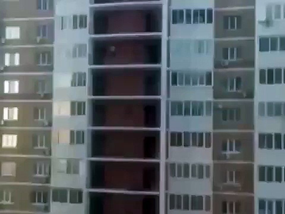 Девушка прыгала с балкона на балкон убегая от неизвестных в Хабаровске