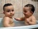 İkiz Bebeklerin Banyo Keyfi