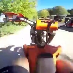 Il frape un véhicule a moto mais tombe pas