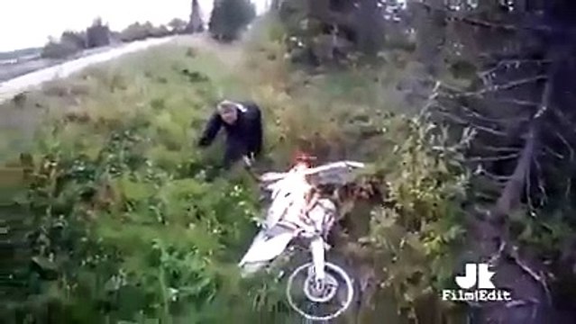 Sa moto prend feu après être tomber de sa moto