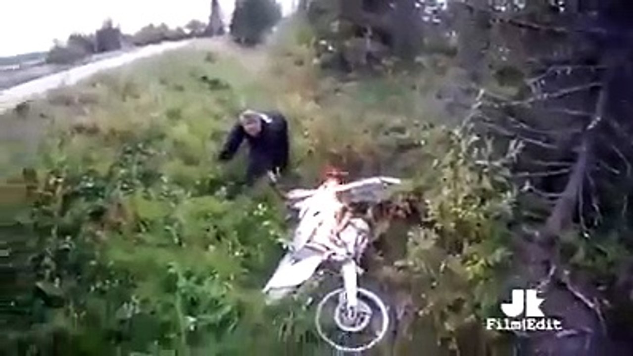 Sa moto prend feu après être tomber de sa moto