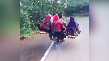 Une moto en Indonésie transporte 9 personnes