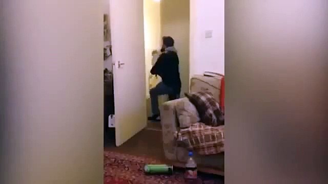 Пёс радуется хозяину после недельного расставания