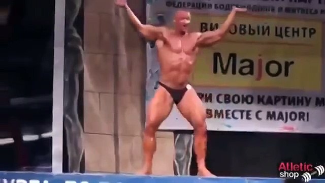 Когда этот бодибилдер начал свое выступление, я не могла сдержать смех))
