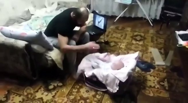 Кот защищает ребенка