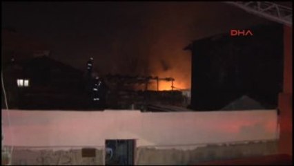 Fatih'te Tarihi Bina Alev Alev Yandı