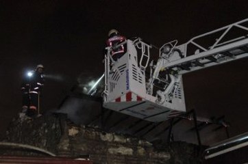 Fatih'te Tarihi Bina Alev Alev Yandı