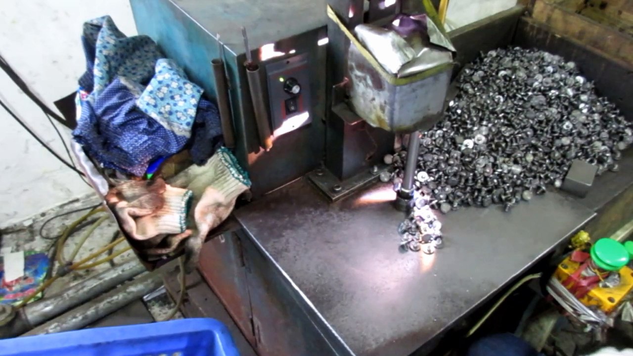 Kitchen Cabinet Hardware & Kitchen Furniture Hardware - China: Eco Gas Spring / Production 3