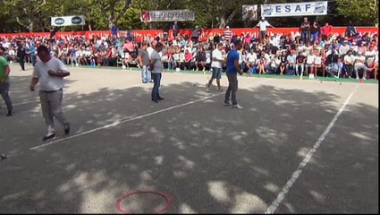 Faut-il jouer près contre les grands champions ?