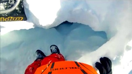 Kar Motorcusu Dev Yarıktan Düşmekten Kıl Payı Kurtuldu