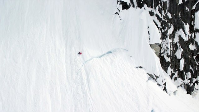 Une skieuse pro fait une chute terrible de 300 mètres en hors piste en Alaska