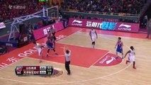 Ce joueur de basket Chinois essaie d'échapper à Jason Maxiell après une grosse faute... Cours vite!!!