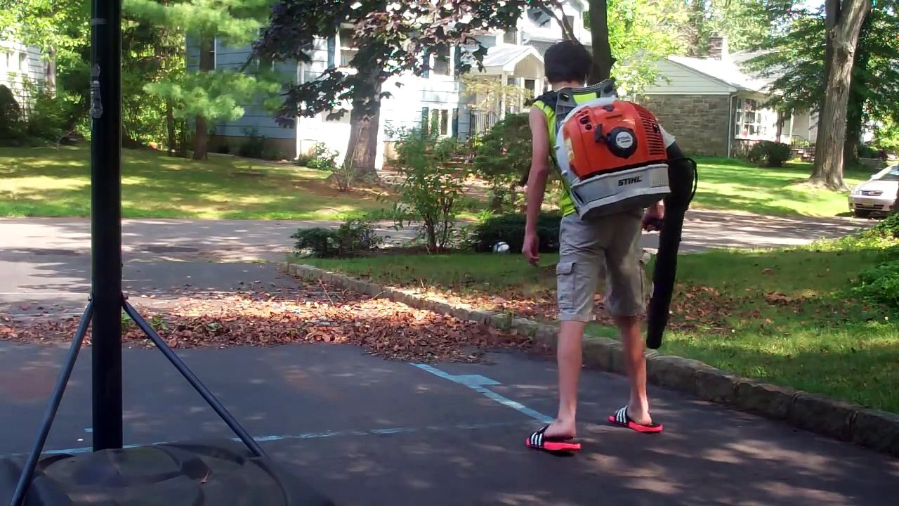 Demonstration of a STIHL BR 600 Magnum Backpack Leaf Blower