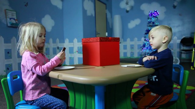 Des enfants seuls face à des bonbons - Vont-ils pouvoir résister