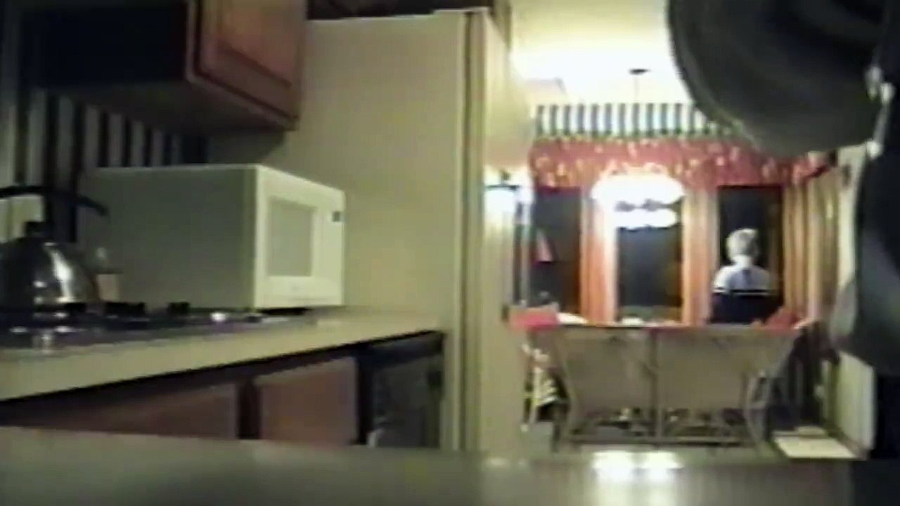 Un perroquet fait une blague à sa maitresse... Trop mignon