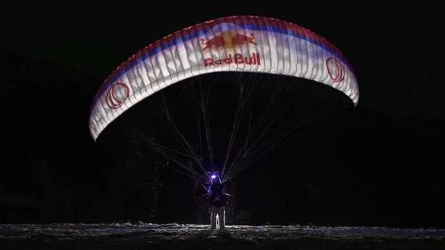 Horacio Llorens en session de parapente sous les aurores boréales norvégienne