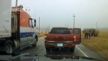 Un flic se fait rouler dessus par un camion