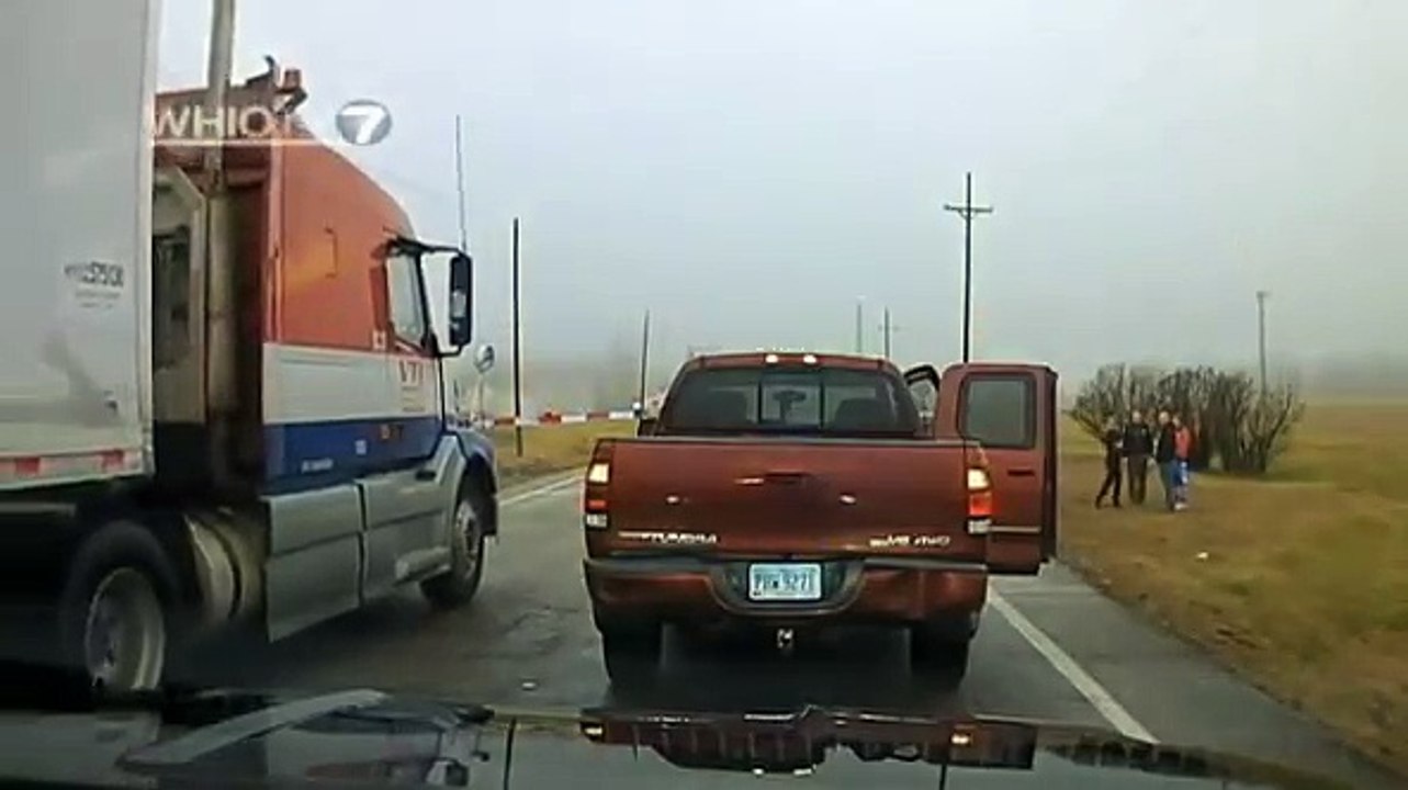 Un flic se fait rouler dessus par un camion