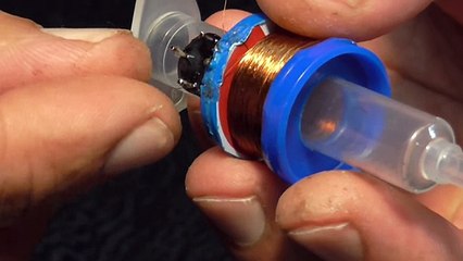 фонарик из шприца работающий без батареек