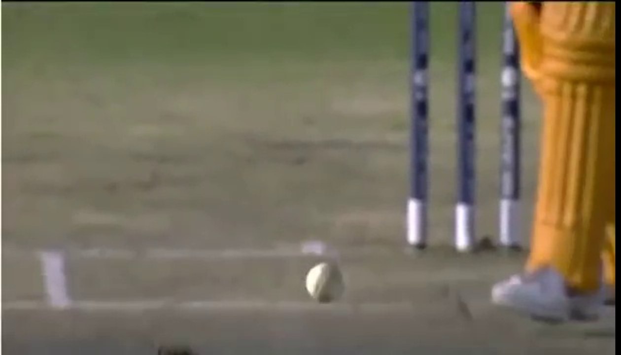 Mohammad Asif Magic Ball to Cameron White