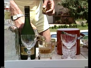 İrem Altuğ frikikleri mini kot etek tahrik ediyor adamı Kirpi filmi