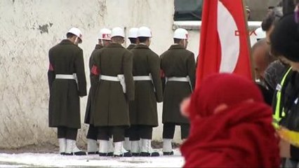 Tải video: Sivas Şehit Piyade Astsubay Üstçavuş Özgür Erdoğan Son Yolculuğuna Uğurlanıyor-1