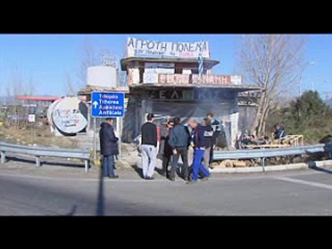 Κλιμακώνουν τις κινητοποιήσεις τους οι αγρότες στα μπλόκα της Στερεάς. Αυξάνουν τις ώρες αποκλεισμών