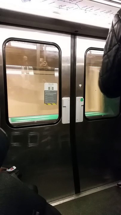 Métro L13 - Ouverture automatique des portes d'un MF77