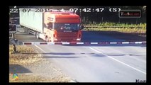 Un camion se fait décapiter par un train lancé à pleine vitesse