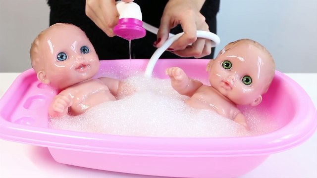 Twin Baby Dolls Bathtime Lil Cutesies Babies Bathtube w/ Shower How to Bath a Baby Doll Toy Vid
